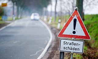 Straßenschäden gibt es in Löhne reichlich. Jetzt präsentiert die Stadt einen Plan, um die Wege wieder besser befahrbar zu machen. - Christoph Schmidt Straßenschäden gibt es in Löhne reichlich. Jetzt präsentiert die Stadt einen Plan, um die Wege wieder besser befahrbar zu machen. - Christoph Schmidt