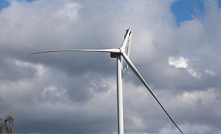 Noch immer fliegen kleine Partikel durch die Luft, die Sicherheitskräfte raten Schaulustigen daher dringend davon ab, sich der Unfallstelle zu nähern. - Thorsten Heß Noch immer fliegen kleine Partikel durch die Luft, die Sicherheitskräfte raten Schaulustigen daher dringend davon ab, sich der Unfallstelle zu nähern. - Thorsten Heß