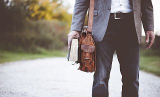 Derzeit herrscht akuter Lehrermangel und viele Schulen haben mit massivem Unterrichtsausfall zu kämpfen. Trotzdem wurde der Vertrag eines Lehrers an einer Schule in Enger nicht verlängert. - (Symbolbild): Pixabay Derzeit herrscht akuter Lehrermangel und viele Schulen haben mit massivem Unterrichtsausfall zu kämpfen. Trotzdem wurde der Vertrag eines Lehrers an einer Schule in Enger nicht verlängert. - (Symbolbild): Pixabay
