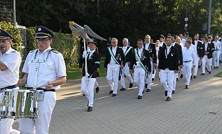 Marsch zum Vogelschießen. Mit dabei König Klaus Stork und die Jungschützen des Bürgerschützenverein. - Johannes Büttner Marsch zum Vogelschießen. Mit dabei König Klaus Stork und die Jungschützen des Bürgerschützenverein. - Johannes Büttner