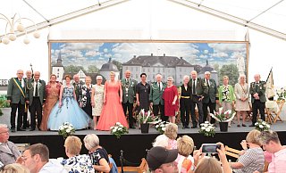 Viele ehemalige Könige und Königinnen nahmen am Schützenfest in Vinsebeck teil, bei dem es in diesem Jahr keinen neuen Regenten gab. - Uwe Müller Viele ehemalige Könige und Königinnen nahmen am Schützenfest in Vinsebeck teil, bei dem es in diesem Jahr keinen neuen Regenten gab. - Uwe Müller