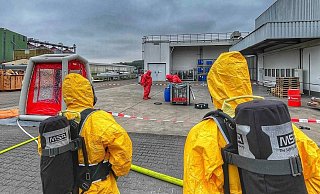 In sicheren Schutzanzügen: Einsatzkräfte des Erkundungs- und Dekontaminationszuges Kreis Höxter. - Feuerwehr Brakel In sicheren Schutzanzügen: Einsatzkräfte des Erkundungs- und Dekontaminationszuges Kreis Höxter. - Feuerwehr Brakel
