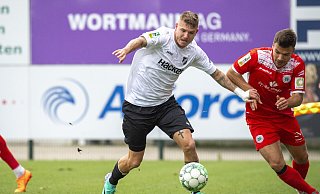 Geklärte Verhältnisse: Nach vier Jahren beim SV Rödinghausen spielt Mirko Schuster (l.) in der nächsten Saison bei Eintracht Trier. - Joel Beinke Geklärte Verhältnisse: Nach vier Jahren beim SV Rödinghausen spielt Mirko Schuster (l.) in der nächsten Saison bei Eintracht Trier. - Joel Beinke