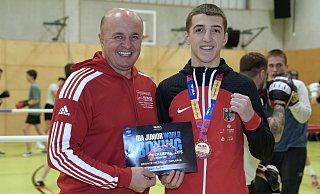 Festim Nimani präsentiert die Bronzemedaille von der U17-WM zusammen mit Vorwärts-Trainer Alexander Bich. - Peter Unger Festim Nimani präsentiert die Bronzemedaille von der U17-WM zusammen mit Vorwärts-Trainer Alexander Bich. - Peter Unger