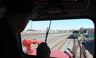 Während die historische Diesellok der Museumsbahn im Bahnhof Bohmte umsetzte, rauschte ein paar Gleise weiter der ICE von Hamburg über Osnabrück nach München durch Bohmte. - Joern Spreen-Ledebur Während die historische Diesellok der Museumsbahn im Bahnhof Bohmte umsetzte, rauschte ein paar Gleise weiter der ICE von Hamburg über Osnabrück nach München durch Bohmte. - Joern Spreen-Ledebur