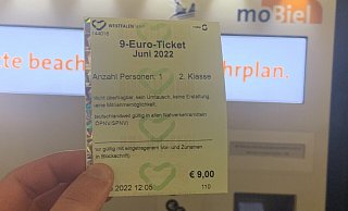 Das 9-Euro-Ticket gibt es auch an den Automaten von MoBiel. Es ist nur in der 2. Klasse gültig, der Name des Inhabers muss eingetragen werden. - Louis Lorge Das 9-Euro-Ticket gibt es auch an den Automaten von MoBiel. Es ist nur in der 2. Klasse gültig, der Name des Inhabers muss eingetragen werden. - Louis Lorge