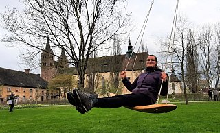Mit Schwung in die Landesgartenschau: Meta Stiller, die in Höxter Landschaftsschaftsarchitektur studiert, nutzt kurz nach der Eröffnung um 9 Uhr die Chance, im Remptergarten die Baumschaukel auszuprobieren. - David Schellenberg Mit Schwung in die Landesgartenschau: Meta Stiller, die in Höxter Landschaftsschaftsarchitektur studiert, nutzt kurz nach der Eröffnung um 9 Uhr die Chance, im Remptergarten die Baumschaukel auszuprobieren. - David Schellenberg