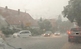 Der Regen nimmt am 17. August 2015 die Sicht: Die Aufnahme entstand an der überfluteten Leverner Straße in Stemwede. - Joern Spreen-Ledebur Der Regen nimmt am 17. August 2015 die Sicht: Die Aufnahme entstand an der überfluteten Leverner Straße in Stemwede. - Joern Spreen-Ledebur