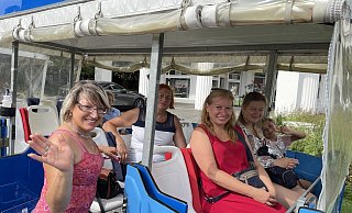 Iryna Lebid winkt, als die Bimmelbahn an der Wandelhalle zu einer Tour durch die Stadt startet. Mit dabei sind ihre Verwandten Liudmilla Lashkevych (hinten) und Ludmilla (v.l.), Yanina und Uliana Kolesnyk. - Elke Niedringhaus-Haasper Iryna Lebid winkt, als die Bimmelbahn an der Wandelhalle zu einer Tour durch die Stadt startet. Mit dabei sind ihre Verwandten Liudmilla Lashkevych (hinten) und Ludmilla (v.l.), Yanina und Uliana Kolesnyk. - Elke Niedringhaus-Haasper