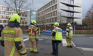 Der Bereich rund um die Baugrube vor dem Gebäude von dSpace wurde abgesperrt. - Feuerwehr Der Bereich rund um die Baugrube vor dem Gebäude von dSpace wurde abgesperrt. - Feuerwehr