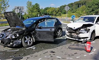 Die beiden Fahrzeuge wurden bei der Kollision schwer beschädigt. - Burkhard Battran Die beiden Fahrzeuge wurden bei der Kollision schwer beschädigt. - Burkhard Battran