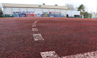 Auf dem Sportplatz am Schulzentrum soll bis Ende 2024 ein neues Hallenbad entstehen. - Gemeinde Hövelhof Auf dem Sportplatz am Schulzentrum soll bis Ende 2024 ein neues Hallenbad entstehen. - Gemeinde Hövelhof