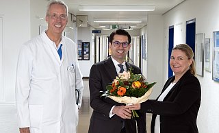 Professor Jan Kähler (Ärztlicher Direktor, v. l.), Professor Andreas Krieg und Maren Thäter (aus dem Vorstand des Klinikums). - Klinikum Herford Professor Jan Kähler (Ärztlicher Direktor, v. l.), Professor Andreas Krieg und Maren Thäter (aus dem Vorstand des Klinikums). - Klinikum Herford