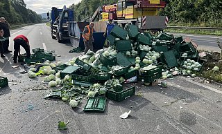 Nach einem misslungenen Überholversuch ist ein Gemüselaster auf der Autobahn A33 zwischen Osnabrück und Bielefeld umgekippt. - - Nach einem misslungenen Überholversuch ist ein Gemüselaster auf der Autobahn A33 zwischen Osnabrück und Bielefeld umgekippt. - -