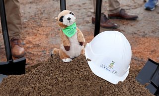 Das Maskottchen der Kinderklinik, Erdmännchen Eddi, war ein beliebtes Fotomotiv. - Frank-Michael Kiel-Steinkamp Das Maskottchen der Kinderklinik, Erdmännchen Eddi, war ein beliebtes Fotomotiv. - Frank-Michael Kiel-Steinkamp