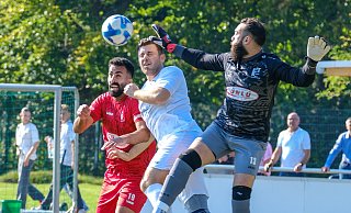 Heepens Marijo Pavlovic (Mitte) und die Türk Sportler Muhammet-Ali Özel (l.) und Keeper Deniz Savas versuchen den Ball zu spielen. - Andreas Zobe Heepens Marijo Pavlovic (Mitte) und die Türk Sportler Muhammet-Ali Özel (l.) und Keeper Deniz Savas versuchen den Ball zu spielen. - Andreas Zobe