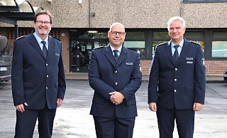 Begrüßung an der Polizeiwache Warburg (von links): Polizeidirektor Christian Brenski, Bezirksdienstbeamter Daniel Küting, Wachleiter Georg Arendes. - Polizei Begrüßung an der Polizeiwache Warburg (von links): Polizeidirektor Christian Brenski, Bezirksdienstbeamter Daniel Küting, Wachleiter Georg Arendes. - Polizei