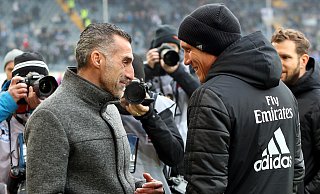 Man kennt sich: Thomas Stratos (l.) und Hannes Wolf 2019 bei einem Heimspiel des Hamburger SV. - Wolfgang Rudolf Man kennt sich: Thomas Stratos (l.) und Hannes Wolf 2019 bei einem Heimspiel des Hamburger SV. - Wolfgang Rudolf