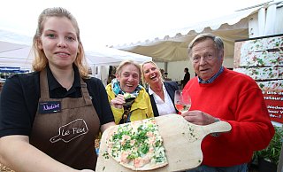 Hochstift à la carte in Paderborn hat wieder begonnen: Darüber freuen sich die Besucher (von rechts) Hans-Adolf Meise und Christina Kehne aus Bad Lippspringe und Gisela Rese aus Hövelhof sowie Nadine Peters, Inhaberin von Le Feu in Paderborn. - Rajkumar Mukherjee Hochstift à la carte in Paderborn hat wieder begonnen: Darüber freuen sich die Besucher (von rechts) Hans-Adolf Meise und Christina Kehne aus Bad Lippspringe und Gisela Rese aus Hövelhof sowie Nadine Peters, Inhaberin von Le Feu in Paderborn. - Rajkumar Mukherjee