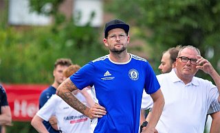 Skeptische Blicke: Das Trainergespann Benjamin Rentz (l.) und Dietrich Rutenkröger ist beim TuS Bruchmühlen zurückgetreten. - Joel Beinke Skeptische Blicke: Das Trainergespann Benjamin Rentz (l.) und Dietrich Rutenkröger ist beim TuS Bruchmühlen zurückgetreten. - Joel Beinke