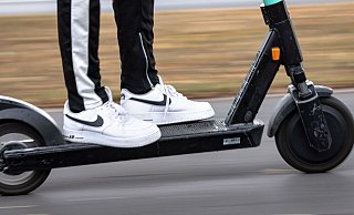 Infolge eines Sturzes mit einem gemieteten E-Scooter ist eine 32-jährige Paderbornerin gestorben. - Symbolfoto: picture alliance / dpa Infolge eines Sturzes mit einem gemieteten E-Scooter ist eine 32-jährige Paderbornerin gestorben. - Symbolfoto: picture alliance / dpa
