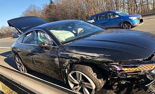 Endstation Leitplanke: Der Sportwagen war nach dem Unfall auf der A2 bei Gütersloh nicht mehr fahrbereit und musste abgeschleppt werden. - Polizei Endstation Leitplanke: Der Sportwagen war nach dem Unfall auf der A2 bei Gütersloh nicht mehr fahrbereit und musste abgeschleppt werden. - Polizei