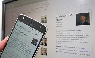 Bei der Suche nach dem Höxteraner Bundestagsabgeordneten Christian Haase ordnet die Suchmaschine Google ein falsches Bild zu. Das richtige Bild des CDU-Politikers ist auf den kleinen Fotos rechts neben dem Smartphone zu sehen. - Sebastian Beeg Bei der Suche nach dem Höxteraner Bundestagsabgeordneten Christian Haase ordnet die Suchmaschine Google ein falsches Bild zu. Das richtige Bild des CDU-Politikers ist auf den kleinen Fotos rechts neben dem Smartphone zu sehen. - Sebastian Beeg