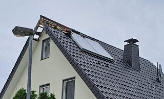 In Nieheim schlug ein Blitz den den Dachstuhl eines Wohnhauses - auch drumherum gingen die Lichter aus. - FFW Nieheim In Nieheim schlug ein Blitz den den Dachstuhl eines Wohnhauses - auch drumherum gingen die Lichter aus. - FFW Nieheim