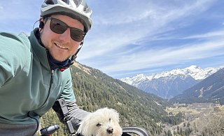Benedikt Goesmann aus Altenbeken will erneut mit einer extrem langen Radtour Spenden für die Knochenmarkspenderdatei in Südamerika sammeln. Diesmal will er 5.500 Kilometer von Ecuador nach Chile fahren - immer vorne mit dabei ist sein Hund Bruno. - Privat Benedikt Goesmann aus Altenbeken will erneut mit einer extrem langen Radtour Spenden für die Knochenmarkspenderdatei in Südamerika sammeln. Diesmal will er 5.500 Kilometer von Ecuador nach Chile fahren - immer vorne mit dabei ist sein Hund Bruno. - Privat