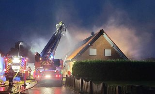Beim Eintreffen der Einsatzkräfte stand der Dachstuhl des Hauses im Vollbrand. Foto: - Lukas Röthemeyer/Feuerwehr Hille Beim Eintreffen der Einsatzkräfte stand der Dachstuhl des Hauses im Vollbrand. Foto: - Lukas Röthemeyer/Feuerwehr Hille