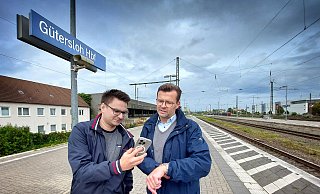 Warten auf die Bahn: Niklas Reimer (l., 28) und Raphael Tigges (51), CDU-Mitglieder und regelmäßige Bahnfahrer, finden den Umgang der Bahn mit Gütersloh katastrophal. Der Bahnhof ist derzeit weitgehend abgekoppelt, und die Kommunikation über die Einschränkungen ist lückenhaft. - Andreas Frücht Warten auf die Bahn: Niklas Reimer (l., 28) und Raphael Tigges (51), CDU-Mitglieder und regelmäßige Bahnfahrer, finden den Umgang der Bahn mit Gütersloh katastrophal. Der Bahnhof ist derzeit weitgehend abgekoppelt, und die Kommunikation über die Einschränkungen ist lückenhaft. - Andreas Frücht