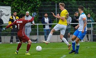 Im Kreispokalfinale setzte sich der VfR Wellensiek (hier Garon Zeibig, Mitte) gegen den TuS Brake mit 3:1 durch. Jetzt geht es an den Westfalenpokal. - Andreas Zobe Im Kreispokalfinale setzte sich der VfR Wellensiek (hier Garon Zeibig, Mitte) gegen den TuS Brake mit 3:1 durch. Jetzt geht es an den Westfalenpokal. - Andreas Zobe