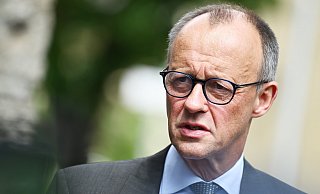 In seinem Amt reiht der CDU-Chef Friedrich Merz Fehltritt an Fehltritt und seine Rivalen warten nur auf die nächsten Patzer. - dpa In seinem Amt reiht der CDU-Chef Friedrich Merz Fehltritt an Fehltritt und seine Rivalen warten nur auf die nächsten Patzer. - dpa