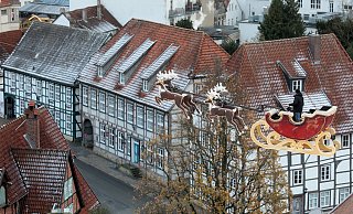 Noch ohne Kostüm hat Artist Ramon Kathriner einen Probeflug im Rentierschlitten über den Rathausplatz unternommen. - Frank-Michael Kiel-Steinkamp Noch ohne Kostüm hat Artist Ramon Kathriner einen Probeflug im Rentierschlitten über den Rathausplatz unternommen. - Frank-Michael Kiel-Steinkamp