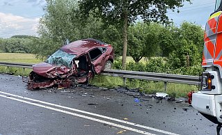 Bei dem schweren Unfall auf der Bundesstraße 1 bei Paderborn kommt die Fahrerin dieses Ford zu Tode. - Marc Schröder Bei dem schweren Unfall auf der Bundesstraße 1 bei Paderborn kommt die Fahrerin dieses Ford zu Tode. - Marc Schröder