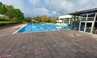 Das Kombibad Nieheim soll saniert werden. In einem ersten Schritt ist die Erneuerung des Außenbeckens vorgesehen. - David Schellenberg Das Kombibad Nieheim soll saniert werden. In einem ersten Schritt ist die Erneuerung des Außenbeckens vorgesehen. - David Schellenberg