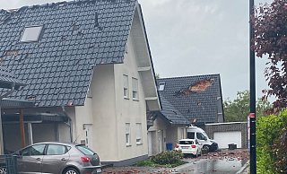 Der Sturm hat größere Schäden an mehreren Hausdächern verursacht. - Nadine Othen Der Sturm hat größere Schäden an mehreren Hausdächern verursacht. - Nadine Othen