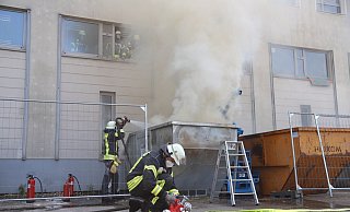 Beim Eintreffen der Einsatzkräfte schlugen große Flammen aus der 10 Kubikmeter großen Mulde. - Charlotte Mahncke Beim Eintreffen der Einsatzkräfte schlugen große Flammen aus der 10 Kubikmeter großen Mulde. - Charlotte Mahncke