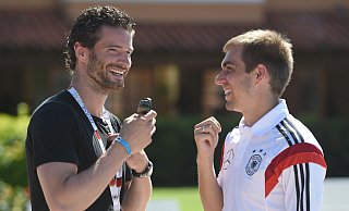 Arne Friedrich (l.), hier vor der WM 2014 in Brasilien im Austausch mit Philipp Lahm, begann seine erfolgreiche Karriere beim SC Verl. - Verwendung weltweit, usage worldwide Arne Friedrich (l.), hier vor der WM 2014 in Brasilien im Austausch mit Philipp Lahm, begann seine erfolgreiche Karriere beim SC Verl. - Verwendung weltweit, usage worldwide