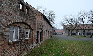 Das südliche Torhaus (links) zeigt bereits deutliche Spuren des Verfalls. Im Hintergrund ist der Bereich, der zusätzlich gastronomisch genutzt werden soll. - Hans-Hermann Igges Das südliche Torhaus (links) zeigt bereits deutliche Spuren des Verfalls. Im Hintergrund ist der Bereich, der zusätzlich gastronomisch genutzt werden soll. - Hans-Hermann Igges