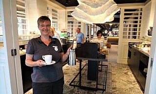 Dagmar Schmidt vom Hotel Zeitgeist in Warburg kümmert sich mit ihrem Team um frischen Kaffee und Co. am Frühstücksbüfett. - Simone Flörke Dagmar Schmidt vom Hotel Zeitgeist in Warburg kümmert sich mit ihrem Team um frischen Kaffee und Co. am Frühstücksbüfett. - Simone Flörke