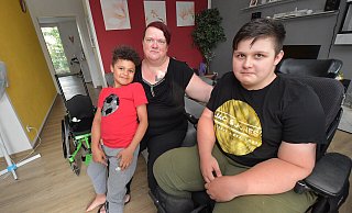 Tapfer trotzen Karim (links) und Amin zusammen mit ihrer Mutter Katrin dem Schicksal. Tapfer trotzen Karim (links) und Amin zusammen mit ihrer Mutter Katrin dem Schicksal.