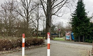 Vom Combi-Parkplatz aus geht es in einen angrenzenden Park. Hier muss der 20-Jährige angegriffen worden sein. - Jens Reichenbach Vom Combi-Parkplatz aus geht es in einen angrenzenden Park. Hier muss der 20-Jährige angegriffen worden sein. - Jens Reichenbach
