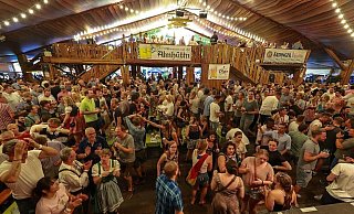 In der Almhütte stieg während des Paderborner Libori-Festes jeden Abend eine zünftige Party. - Archivbild: Andreas Zobe In der Almhütte stieg während des Paderborner Libori-Festes jeden Abend eine zünftige Party. - Archivbild: Andreas Zobe