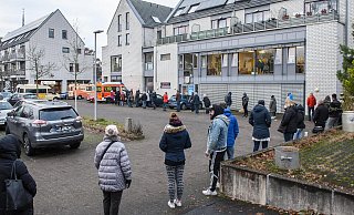 Lange Schlangen beim Impfen und Testen gibt es derzeit stadtweit. Wie hier vor der mobilen Impfstation im Sitzungssaal im Senner Ortszentrum. - Joerg Dieckmann - www.dieckmann-fotodesign.de Lange Schlangen beim Impfen und Testen gibt es derzeit stadtweit. Wie hier vor der mobilen Impfstation im Sitzungssaal im Senner Ortszentrum. - Joerg Dieckmann - www.dieckmann-fotodesign.de