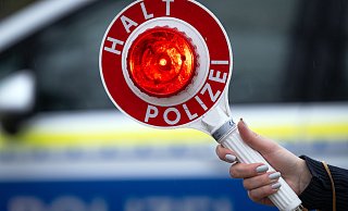 Als ein Polizeibeamter dem Motorradfahrer Anhaltezeichen gibt, kommt es zu einem Zusammenstoß zwischen dem 18-Jährigen und dem Polizisten. - Soeren Stache Als ein Polizeibeamter dem Motorradfahrer Anhaltezeichen gibt, kommt es zu einem Zusammenstoß zwischen dem 18-Jährigen und dem Polizisten. - Soeren Stache