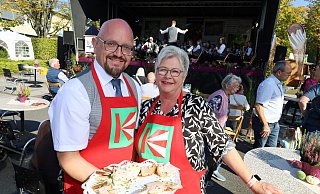 Ralf Fischer und Verena Altenberend organisieren den Bauernmarkt. Bei der Eröffnung verteilen sie westfälische Häppchen zum Nulltarif. - Regina Brucksch Ralf Fischer und Verena Altenberend organisieren den Bauernmarkt. Bei der Eröffnung verteilen sie westfälische Häppchen zum Nulltarif. - Regina Brucksch