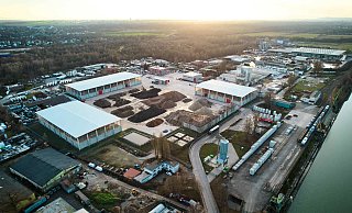 Die Möglichkeit des Umschlags zwischen Binnenschiff, Bahn und Lkw zeichnet den Standort am Misburger Hafen bei Hannover aus. - Hagedorn Die Möglichkeit des Umschlags zwischen Binnenschiff, Bahn und Lkw zeichnet den Standort am Misburger Hafen bei Hannover aus. - Hagedorn