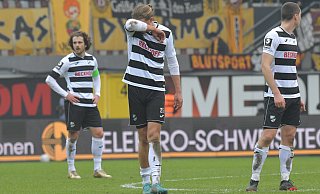 Die Verler Mael Corboz (v.l.), Vinko Sapina und Torge Paetow können es nicht fassen, dass sie am Ende der 90 Minuten gegen Dynamo Dresden mit leeren Händen dastehen. - Jens Dünhölter Die Verler Mael Corboz (v.l.), Vinko Sapina und Torge Paetow können es nicht fassen, dass sie am Ende der 90 Minuten gegen Dynamo Dresden mit leeren Händen dastehen. - Jens Dünhölter