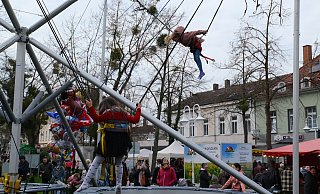 Das Bungee-Trampolin war der Hit bei den Kids. Einige schafften sogar mehrere Überschläge nacheinander. - Nicole Bliesener Das Bungee-Trampolin war der Hit bei den Kids. Einige schafften sogar mehrere Überschläge nacheinander. - Nicole Bliesener